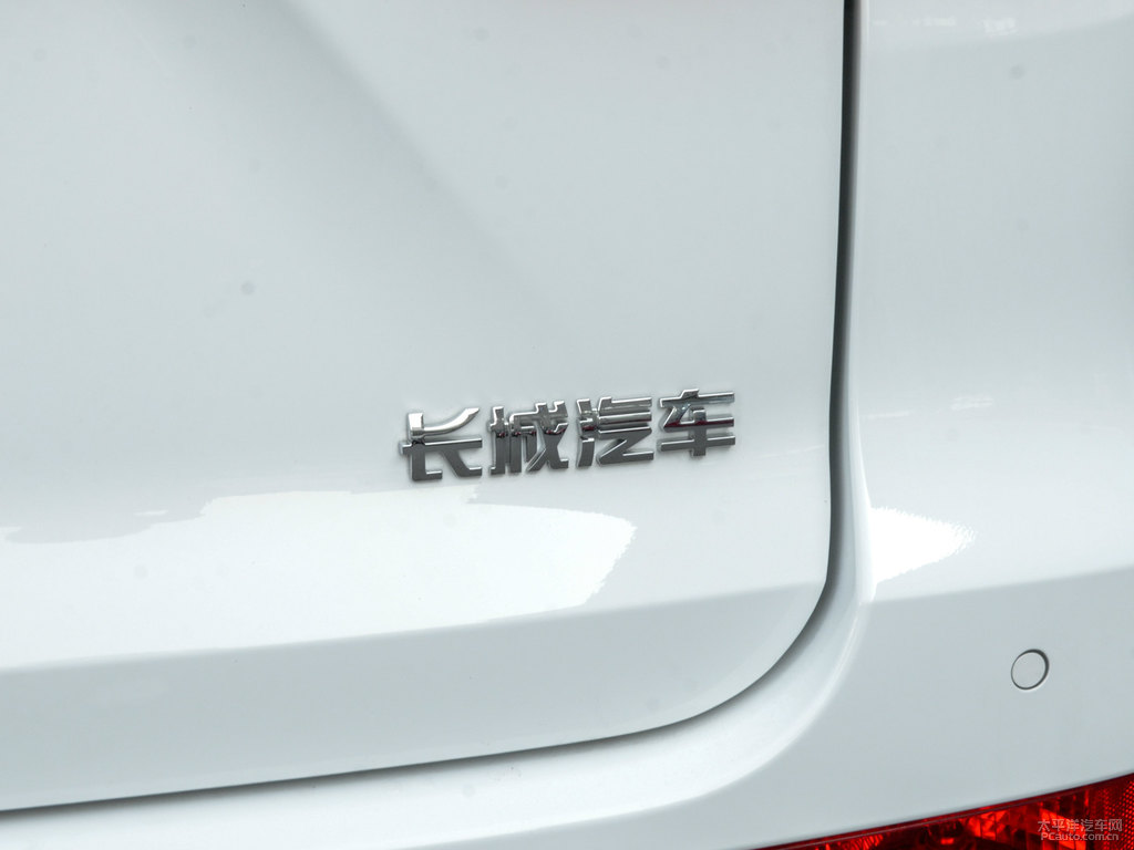 簡(jiǎn)約白哈弗M6車尾外觀圖片