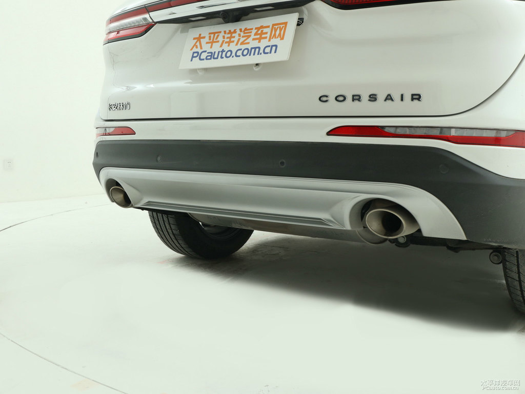 鉑鉆白冒險(xiǎn)家車尾外觀圖片