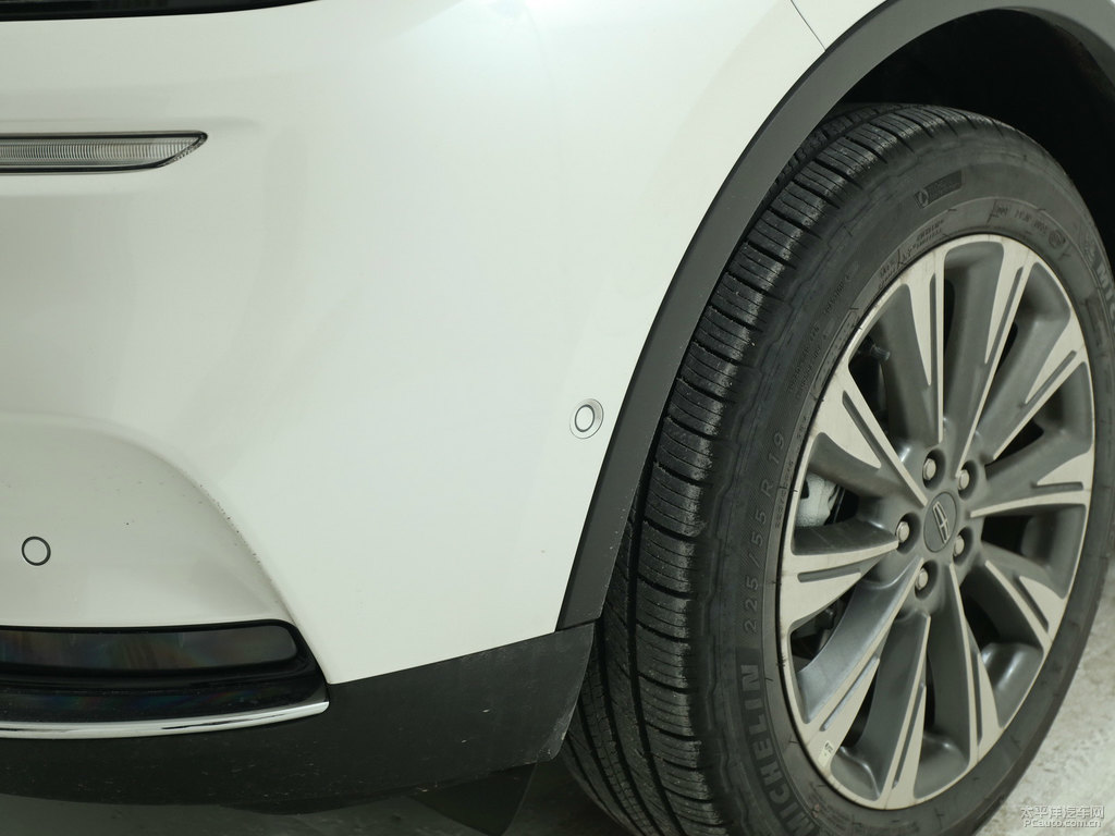 鉑鉆白冒險(xiǎn)家車頭外觀圖片