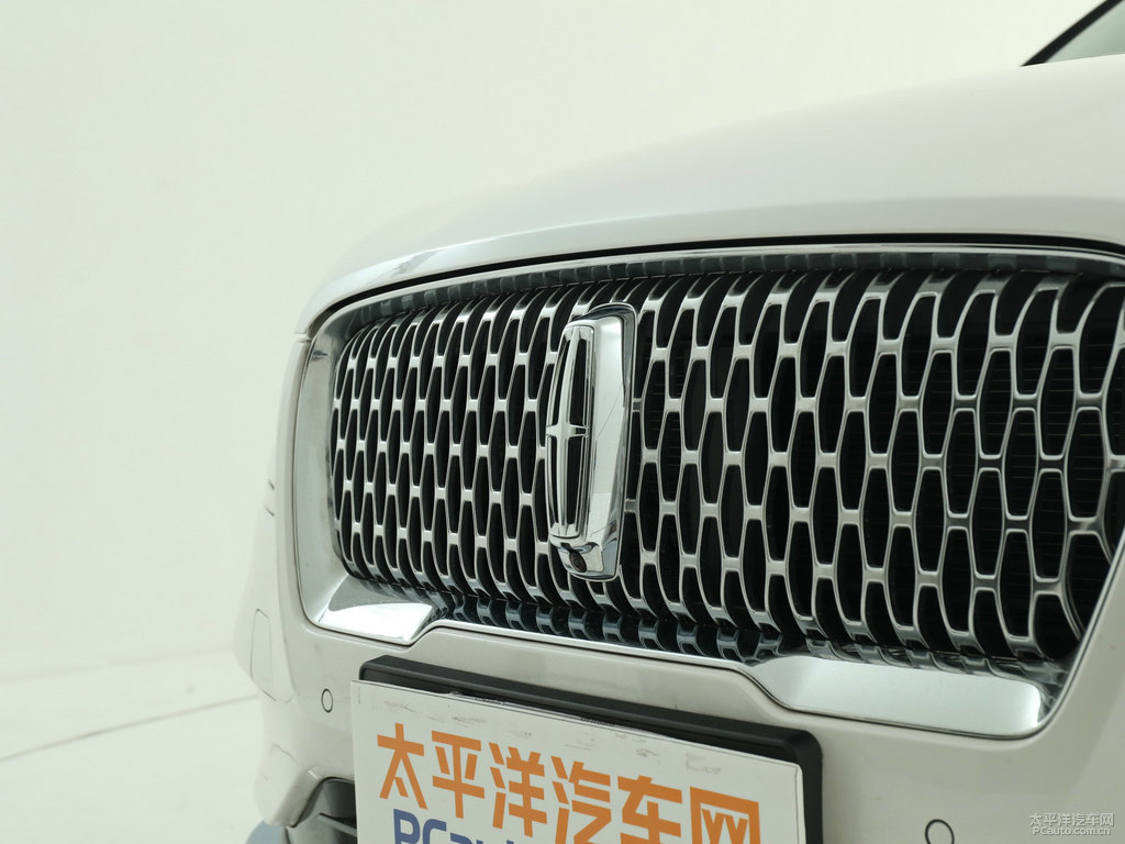 鉑鉆白冒險(xiǎn)家車(chē)頭外觀圖片