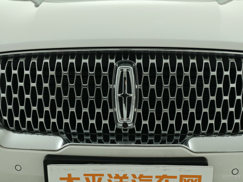 鉑鉆白冒險(xiǎn)家車頭外觀圖片