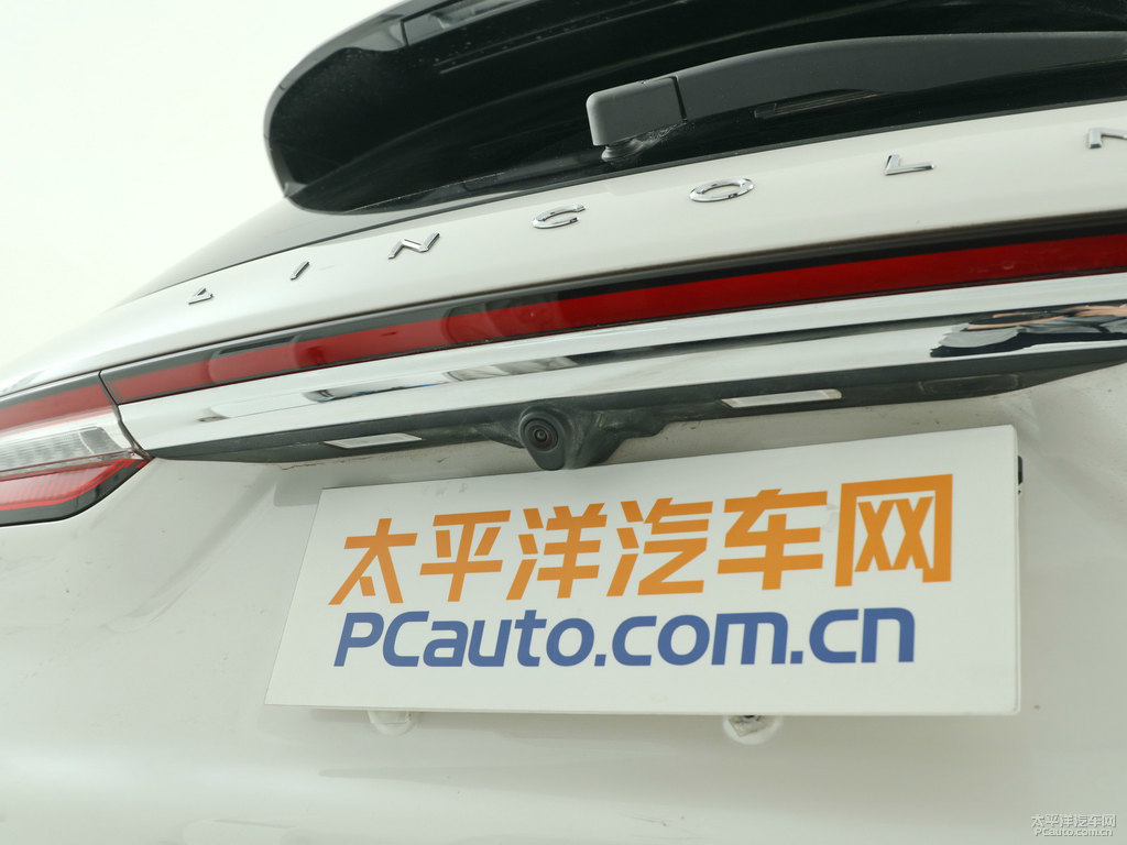 鉑鉆白冒險(xiǎn)家車(chē)尾外觀圖片
