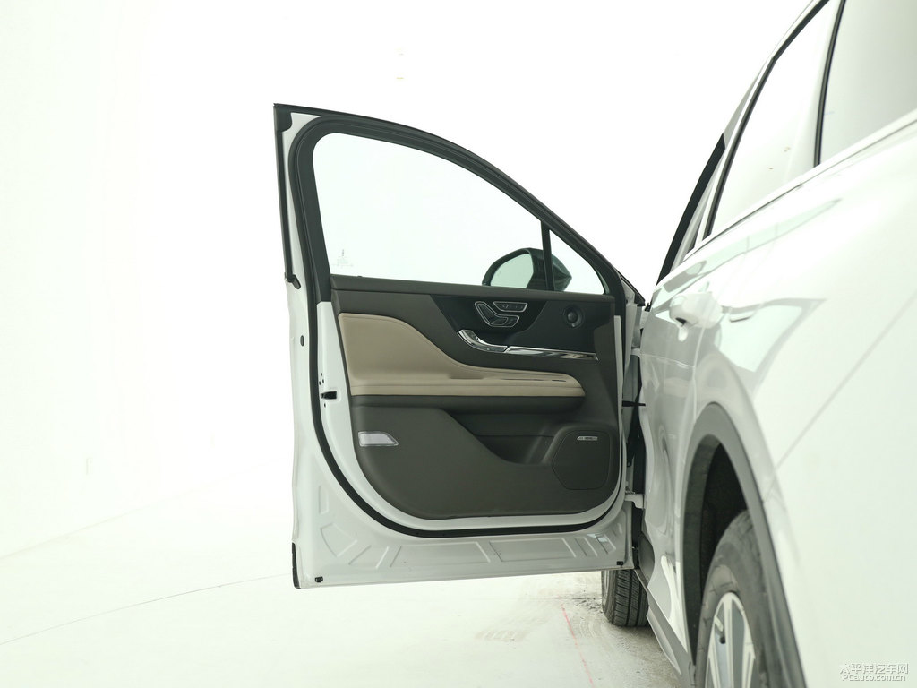 鉑鉆白冒險(xiǎn)家車廂內(nèi)飾圖片