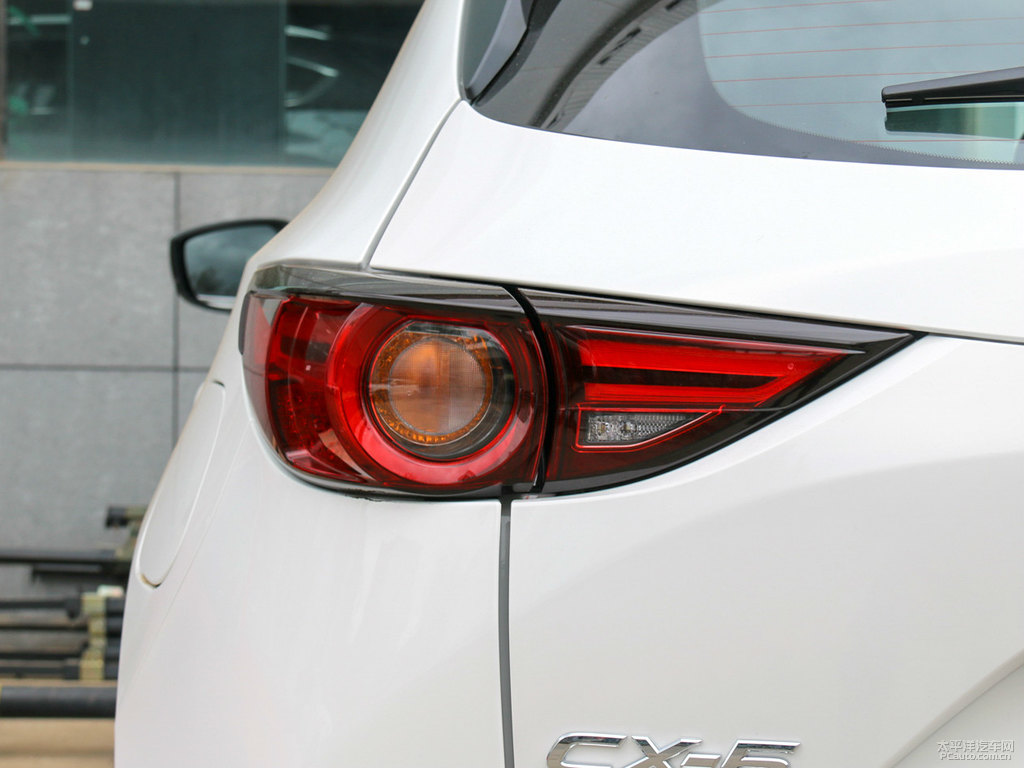 珠光白馬自達(dá)CX-5車(chē)尾外觀圖片