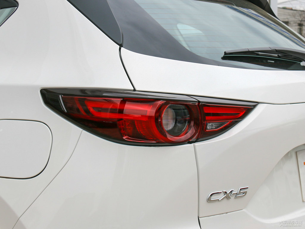珠光白馬自達CX-5車尾外觀圖片