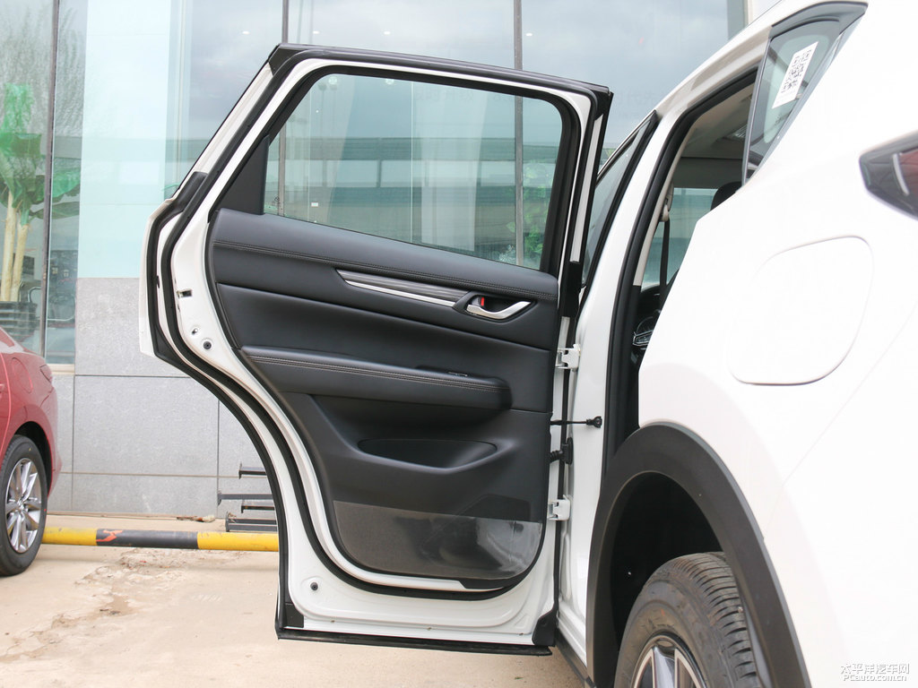 珠光白馬自達(dá)CX-5車廂內(nèi)飾圖片