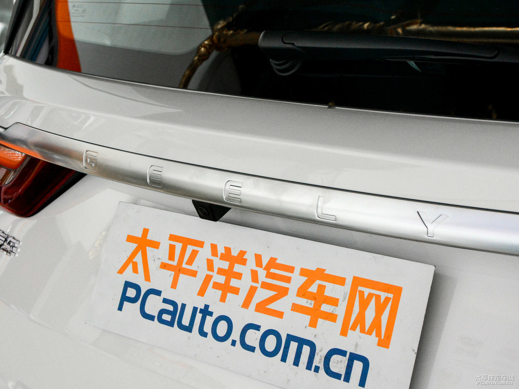漢玉白遠景X6車尾外觀圖片