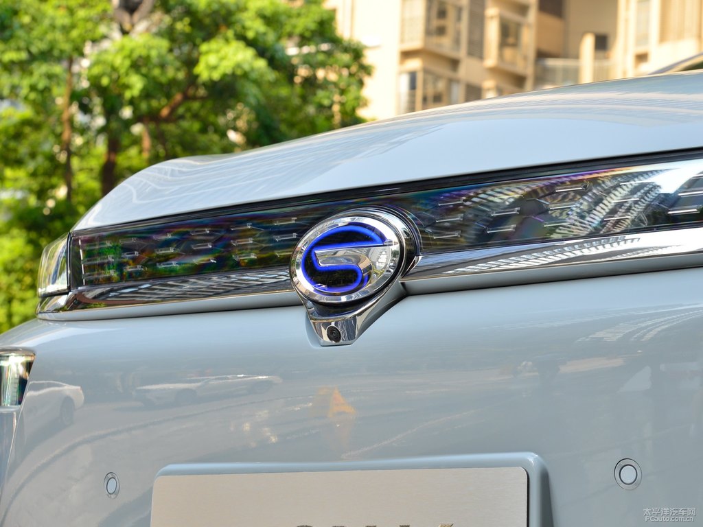 素雅灰AION V車(chē)頭外觀(guān)圖片