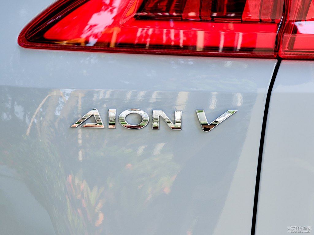 素雅灰AION V車尾外觀圖片