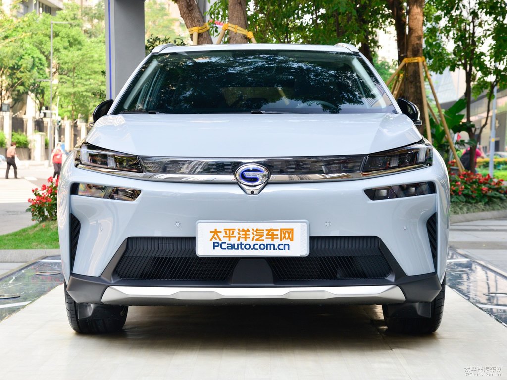 素雅灰AION V車(chē)頭外觀圖片