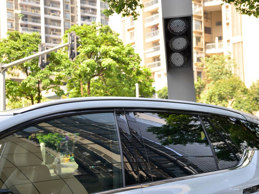 素雅灰AION V車身外觀圖片