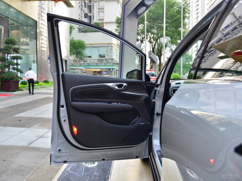 素雅灰AION V車廂內(nèi)飾圖片
