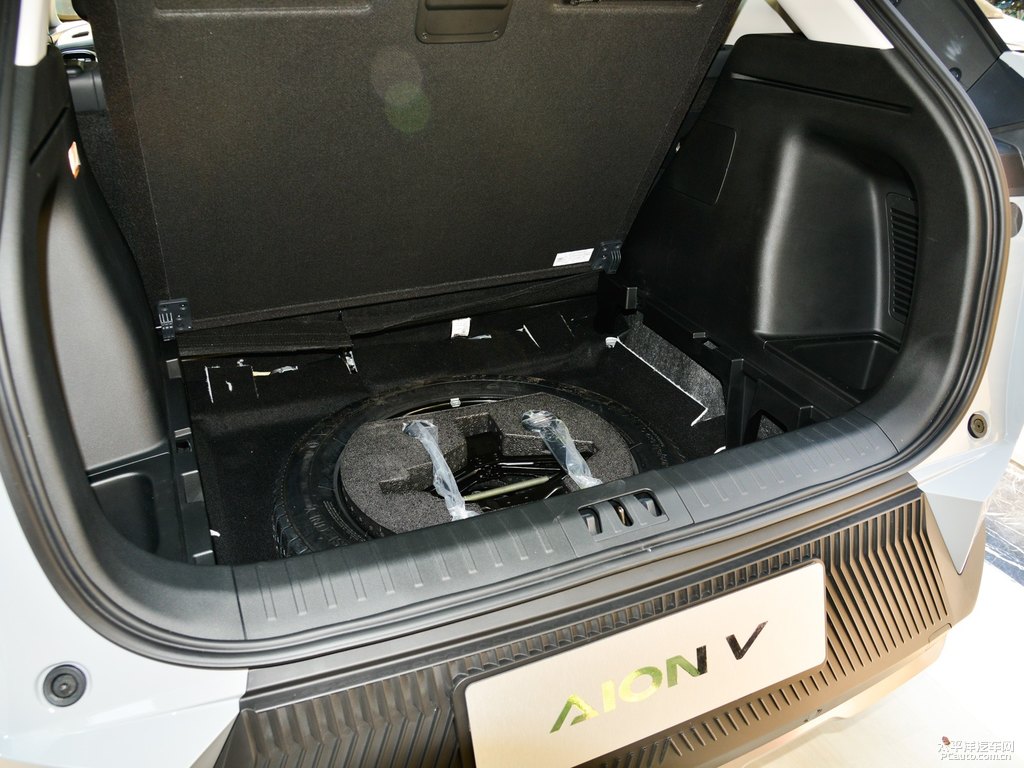 素雅灰AION V后備廂空間圖片
