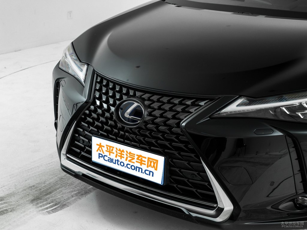 至臻黑雷克薩斯UX車頭外觀圖片
