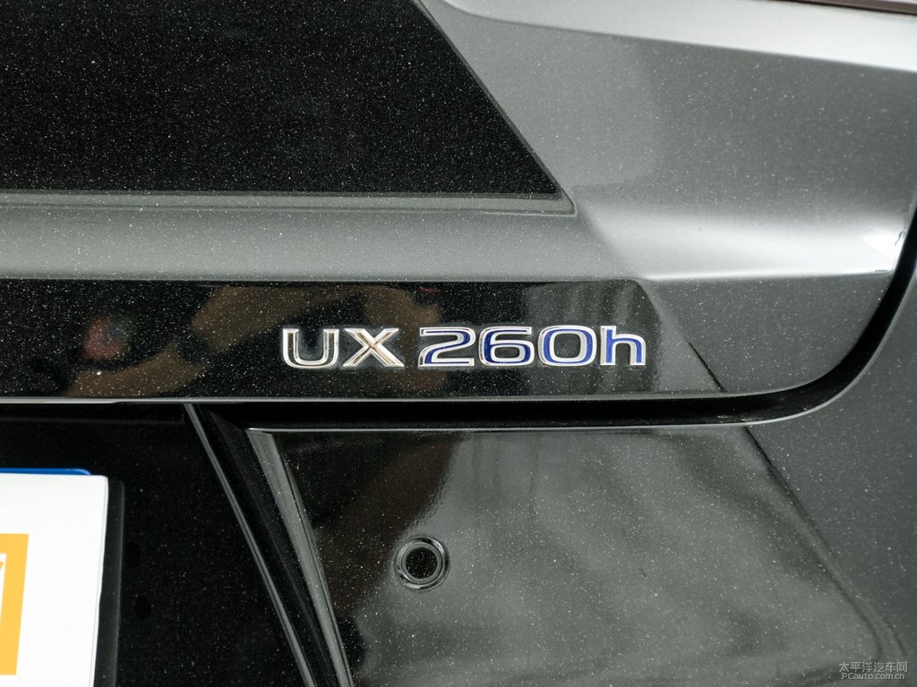 至臻黑雷克薩斯UX車尾外觀圖片