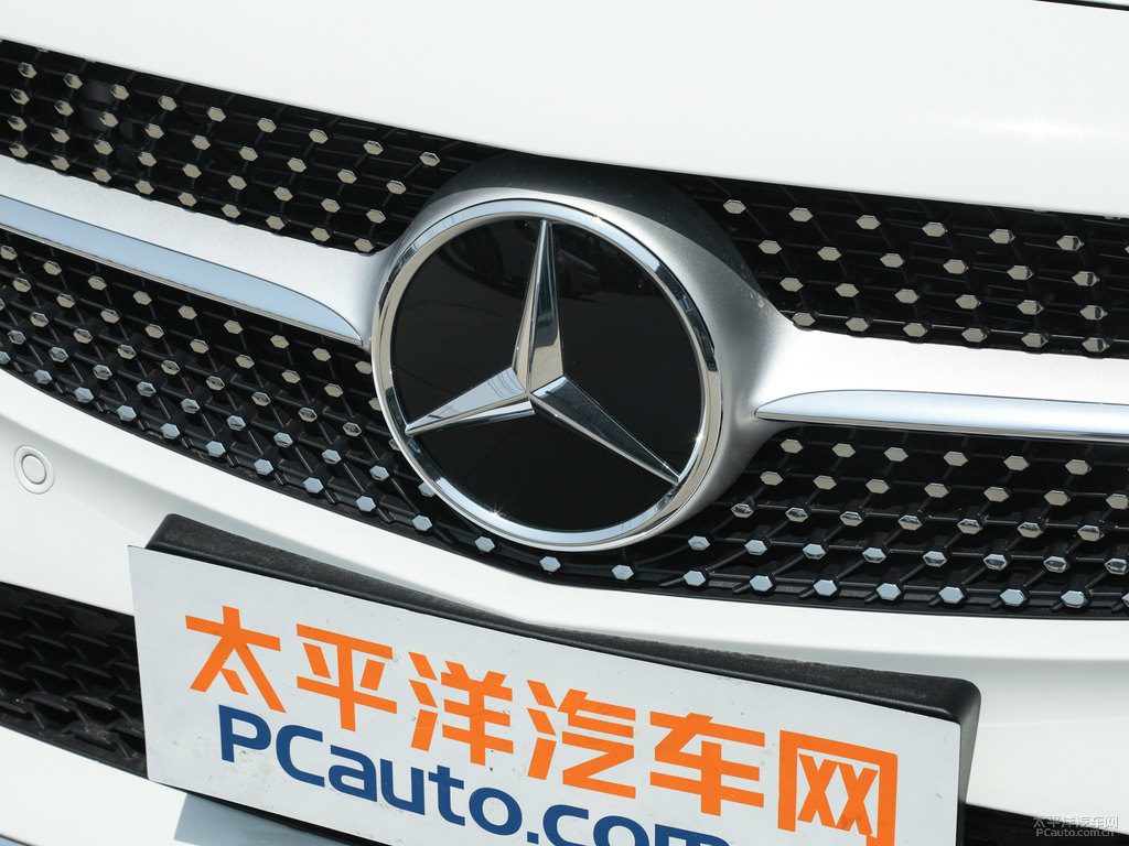 北極白奔馳C級(jí)車頭外觀圖片