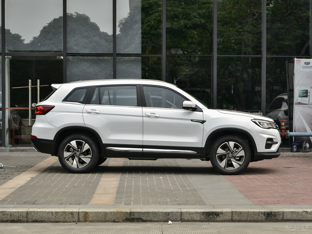 精靈白長(zhǎng)安CS75整車外觀外觀圖片