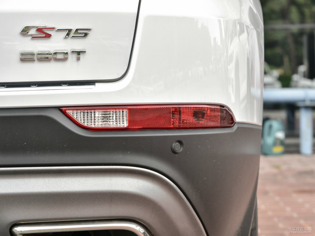 精靈白長安CS75車尾外觀圖片