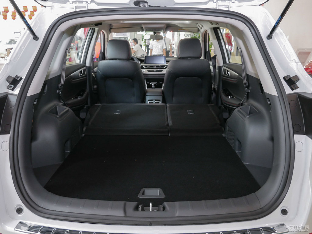 精靈白長安CS75后備廂空間圖片