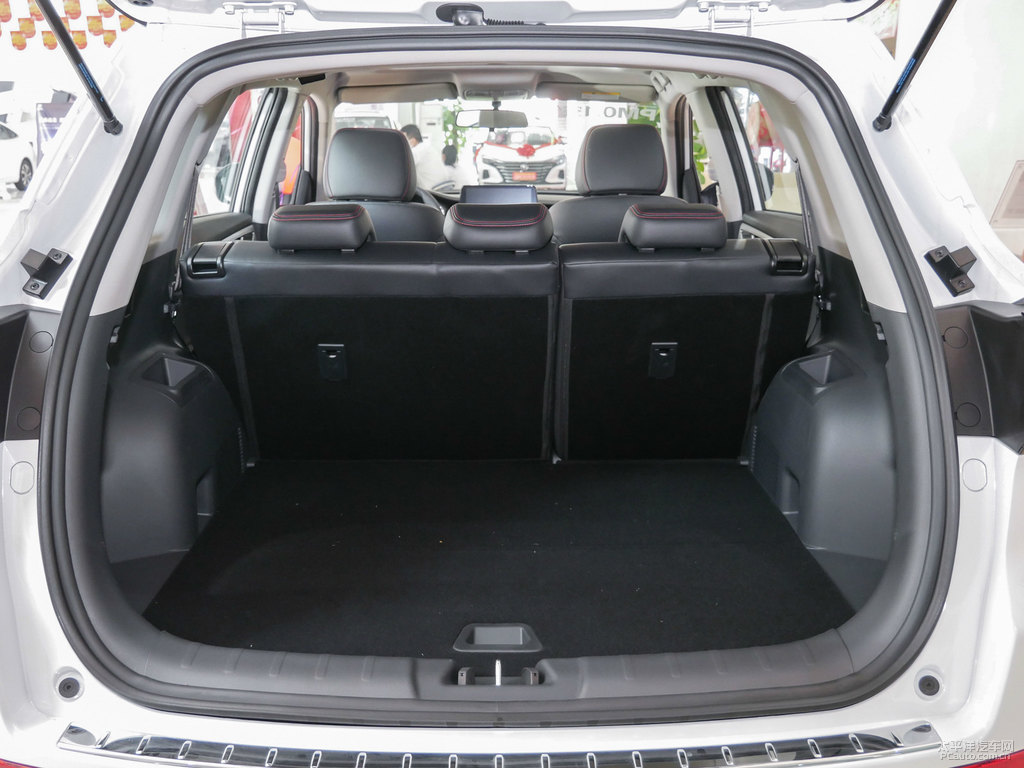 精靈白長(zhǎng)安CS75后備廂空間圖片
