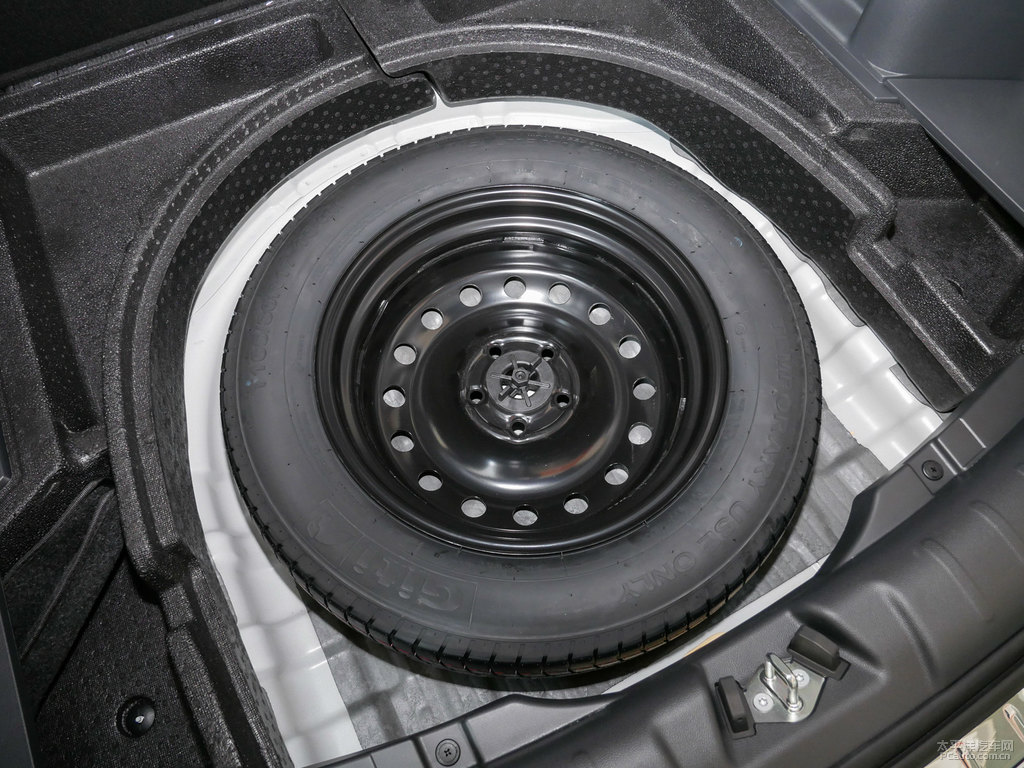 精靈白長(zhǎng)安CS75后備廂空間圖片