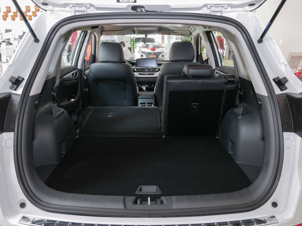 精靈白長安CS75后備廂空間圖片