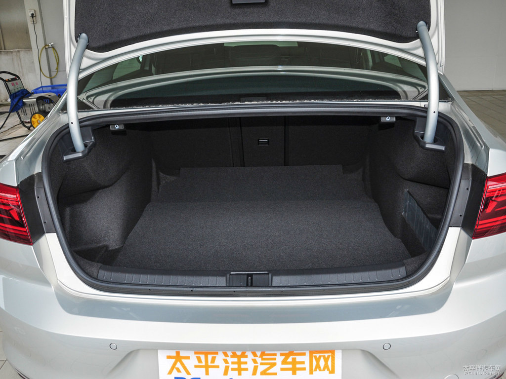 凱撒金邁騰后備廂空間圖片