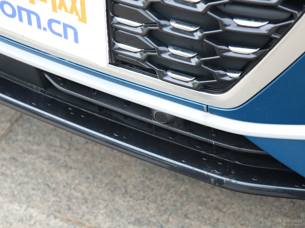 環(huán)礁藍(lán)奧迪Q3 Sportback車頭外觀圖片
