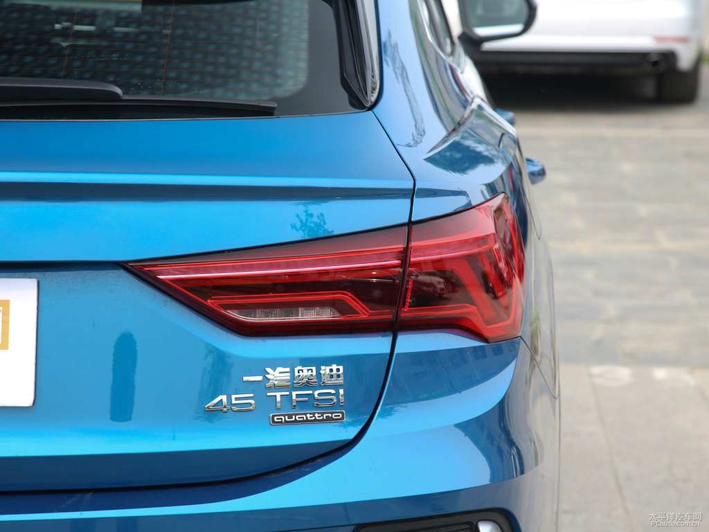 環(huán)礁藍奧迪Q3 Sportback車尾外觀圖片