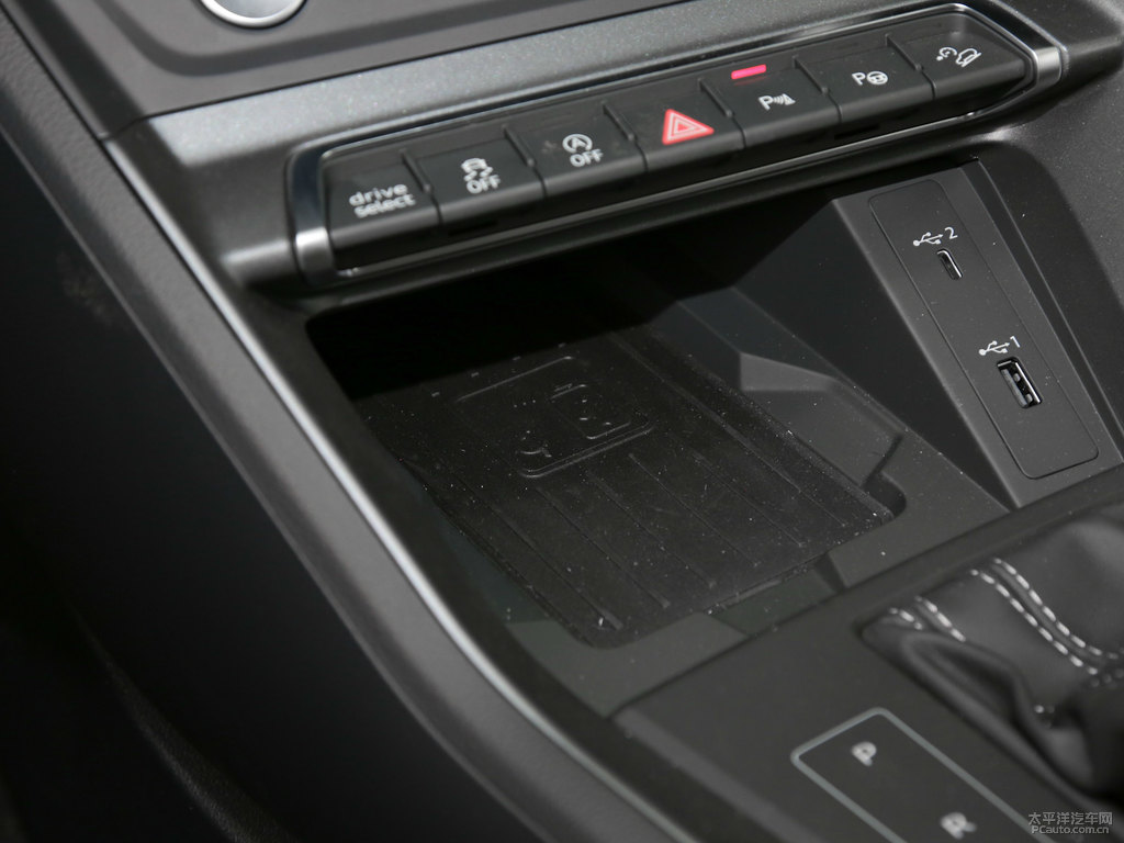 環(huán)礁藍奧迪Q3 Sportback中控內(nèi)飾圖片