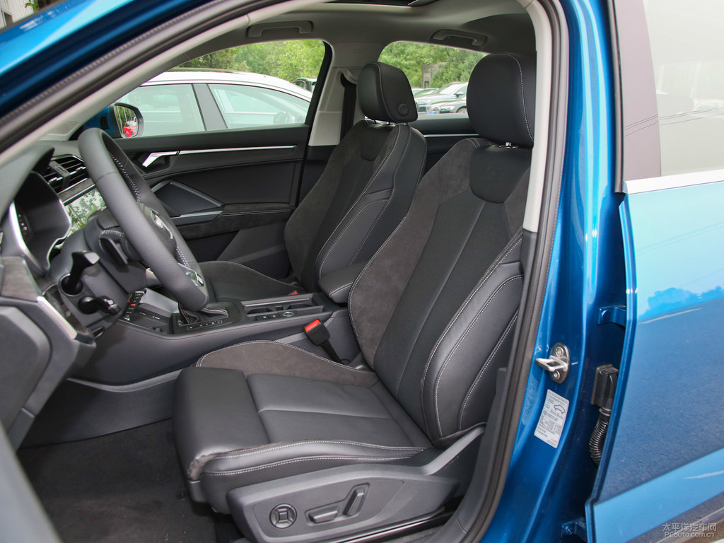 環(huán)礁藍(lán)奧迪Q3 Sportback座椅內(nèi)飾圖片