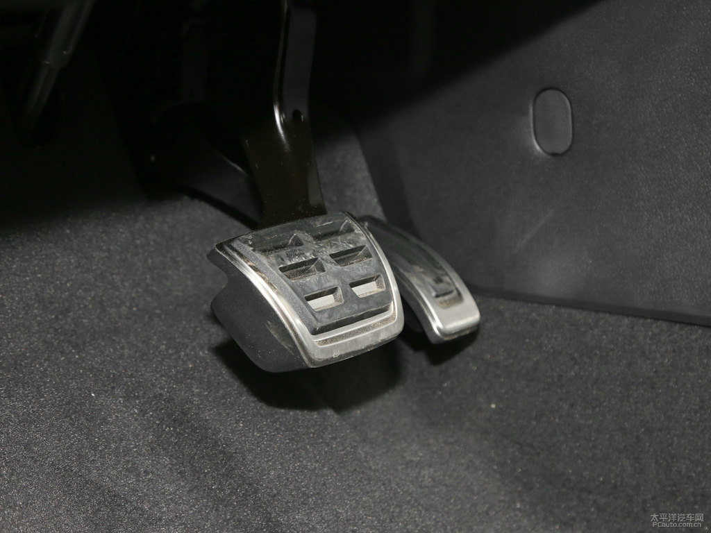 環(huán)礁藍(lán)奧迪Q3 Sportback中控內(nèi)飾圖片