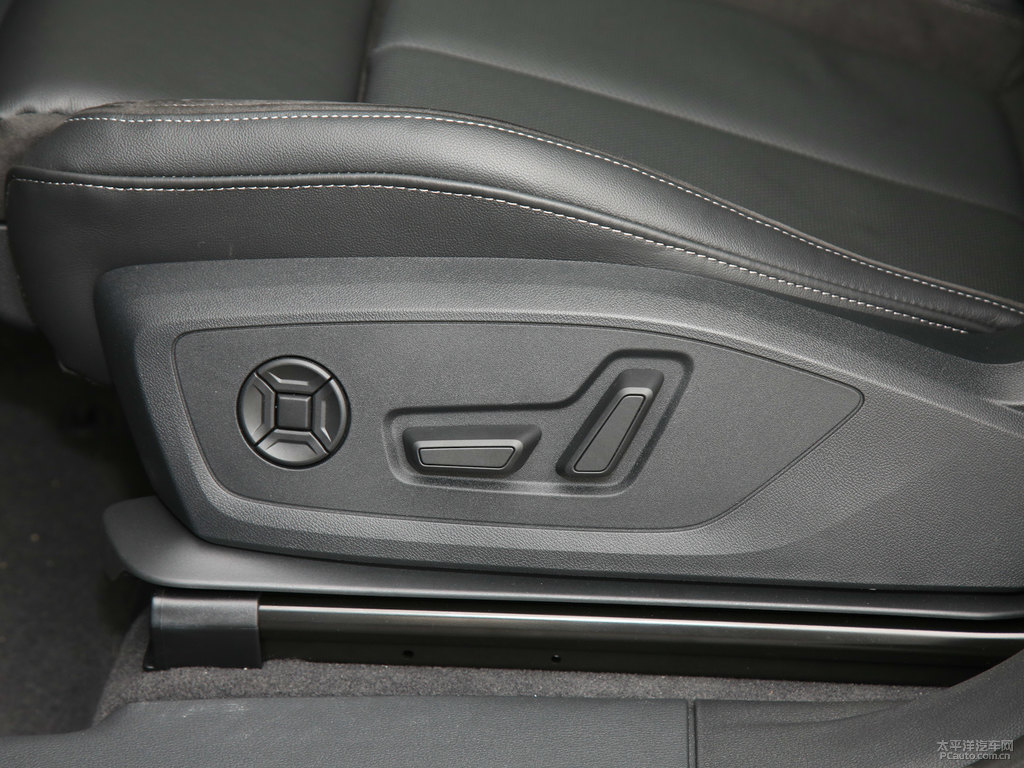 環(huán)礁藍(lán)奧迪Q3 Sportback座椅內(nèi)飾圖片