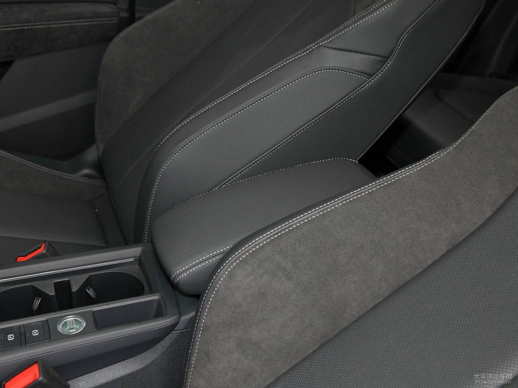 環(huán)礁藍(lán)奧迪Q3 Sportback座椅內(nèi)飾圖片