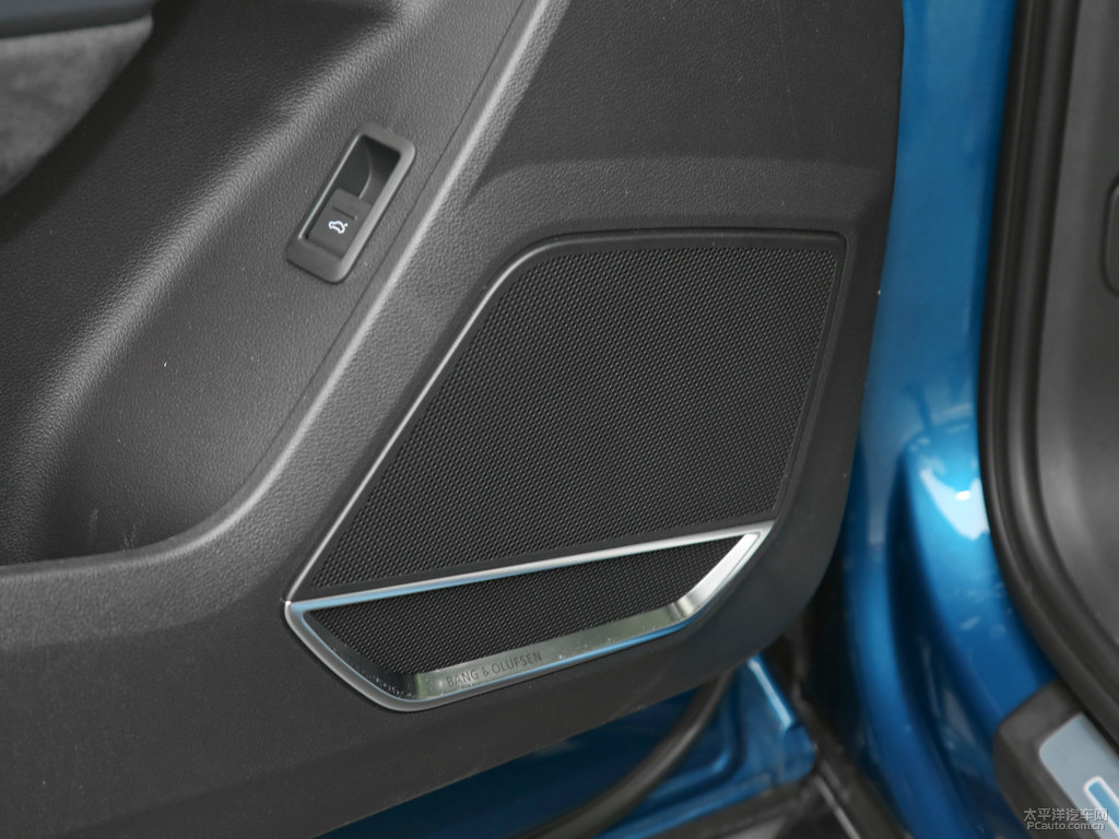 環(huán)礁藍(lán)奧迪Q3 Sportback車廂內(nèi)飾圖片