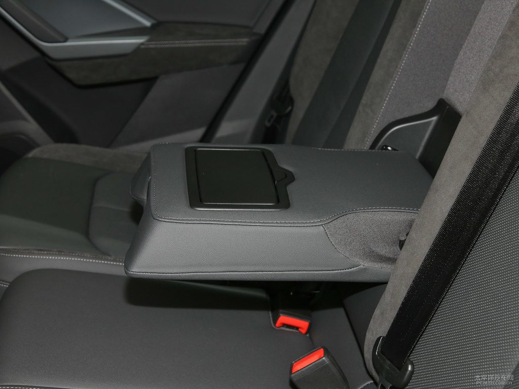環(huán)礁藍(lán)奧迪Q3 Sportback座椅內(nèi)飾圖片