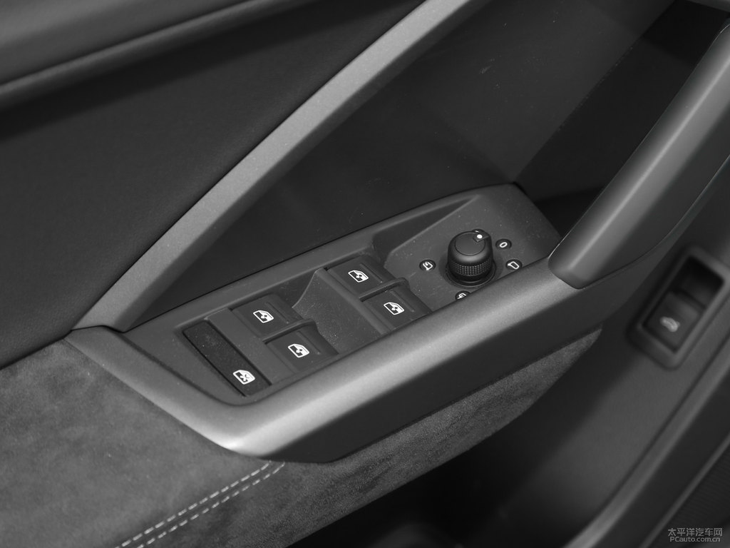 環(huán)礁藍奧迪Q3 Sportback車廂內(nèi)飾圖片