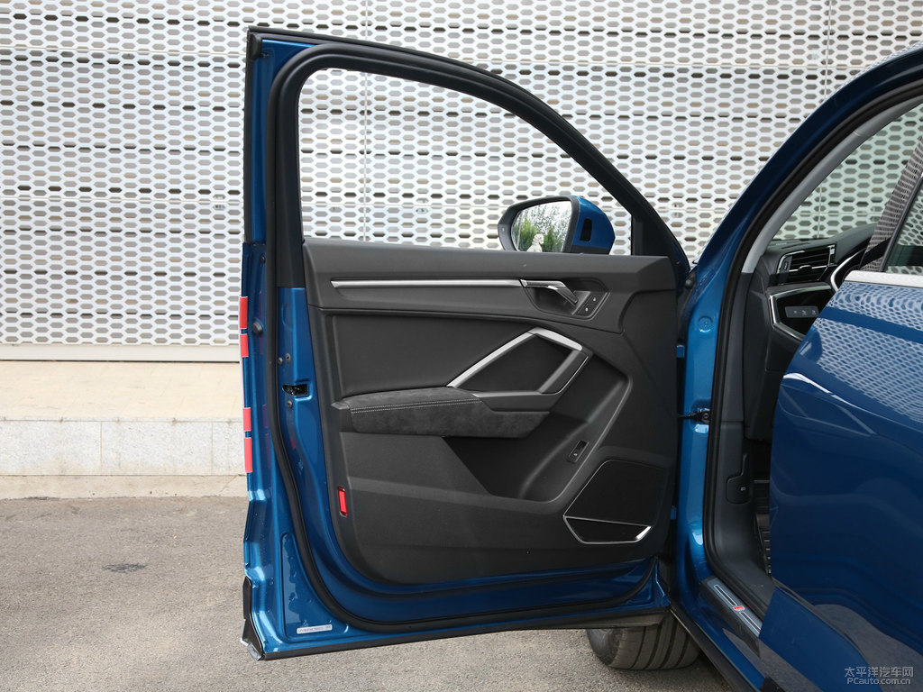 環(huán)礁藍(lán)奧迪Q3 Sportback車廂內(nèi)飾圖片