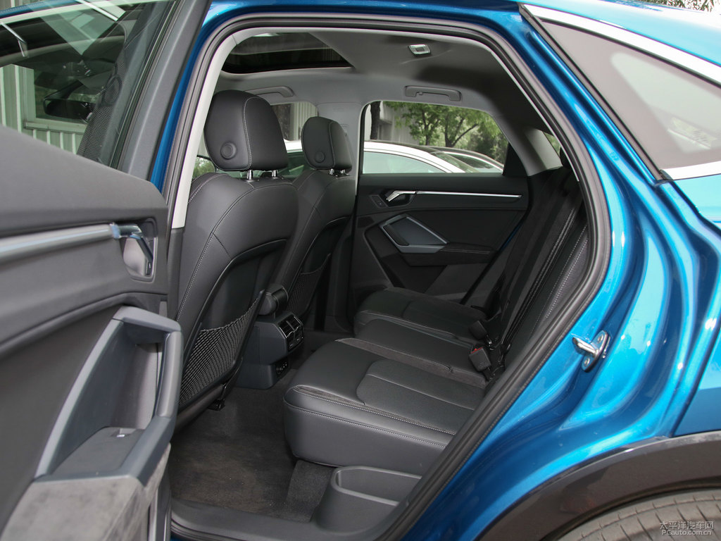 環(huán)礁藍(lán)奧迪Q3 Sportback駕乘空間空間圖片