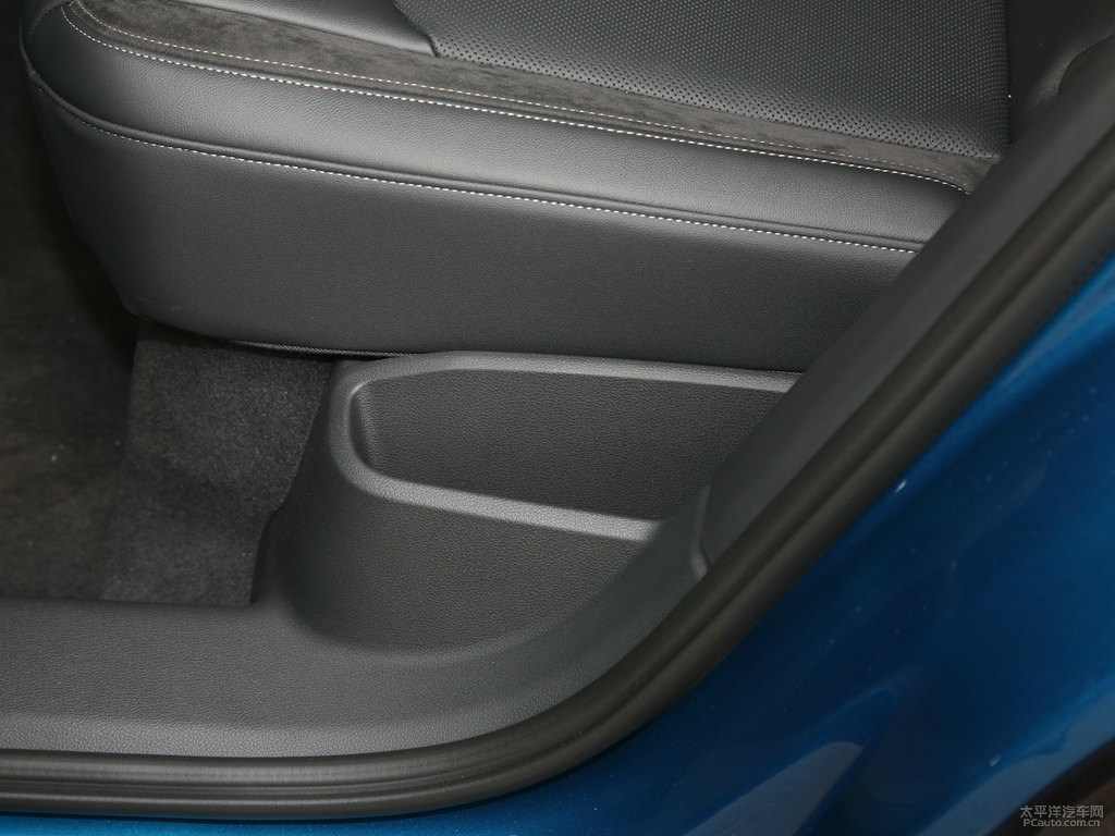 環(huán)礁藍奧迪Q3 Sportback儲物空間空間圖片