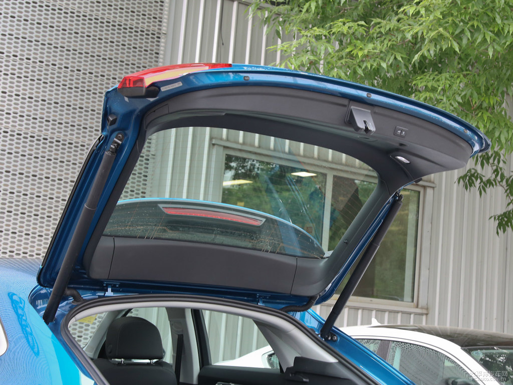 環(huán)礁藍(lán)奧迪Q3 Sportback后備廂空間圖片