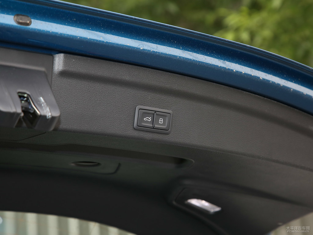 環(huán)礁藍(lán)奧迪Q3 Sportback后備廂空間圖片