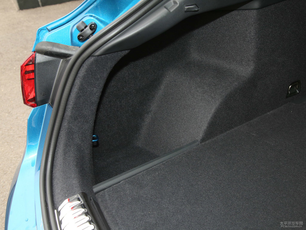 環(huán)礁藍(lán)奧迪Q3 Sportback后備廂空間圖片