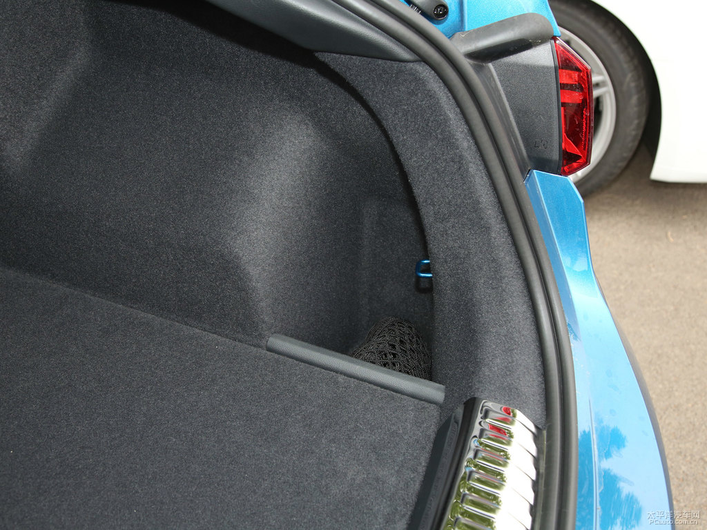環(huán)礁藍(lán)奧迪Q3 Sportback后備廂空間圖片