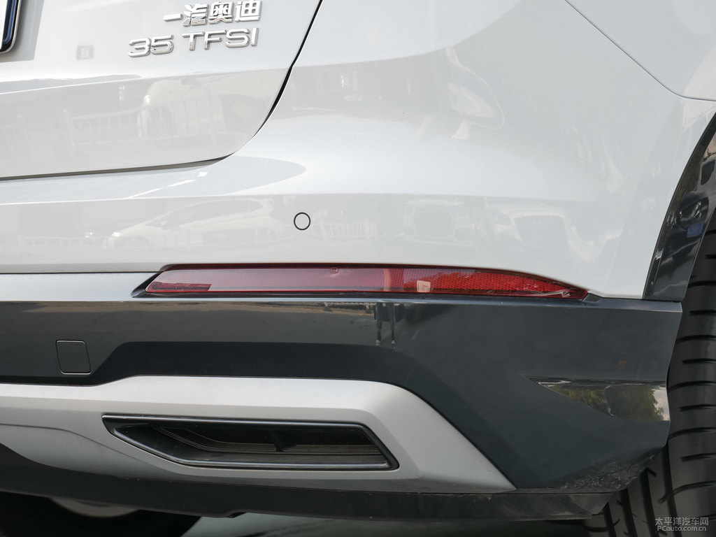 冰川白奧迪Q3車尾外觀圖片