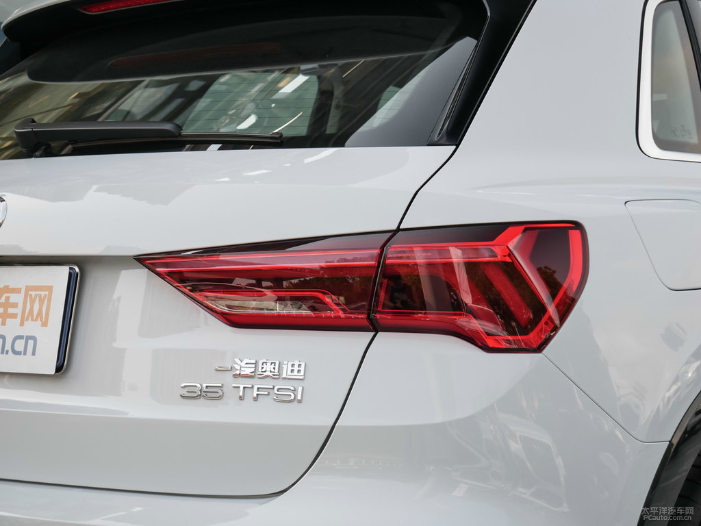 冰川白奧迪Q3車尾外觀圖片