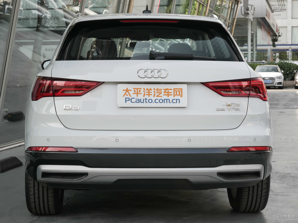 冰川白奧迪Q3車尾外觀圖片