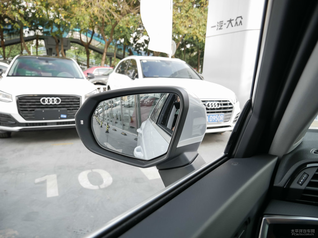 冰川白奧迪Q3車身外觀圖片