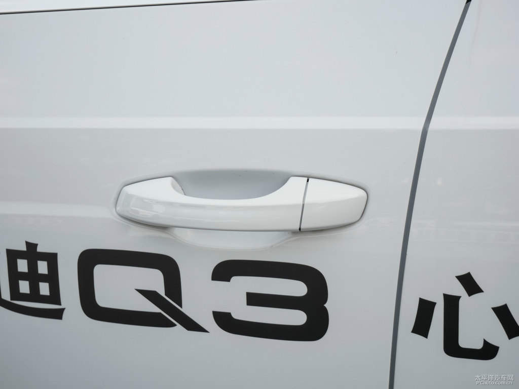 冰川白奧迪Q3車身外觀圖片