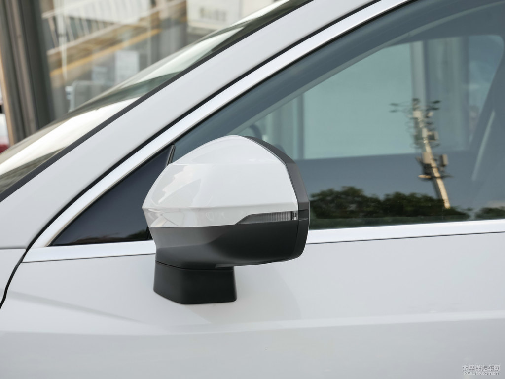 冰川白奧迪Q3車身外觀圖片